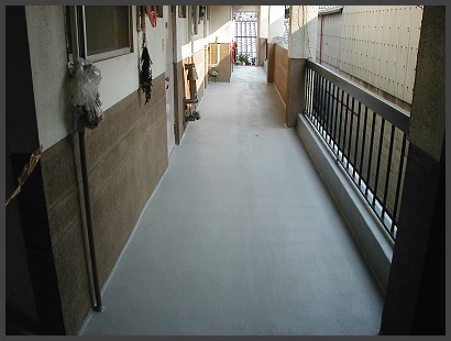マンション廊下通路床FRP防水塗装の施工後